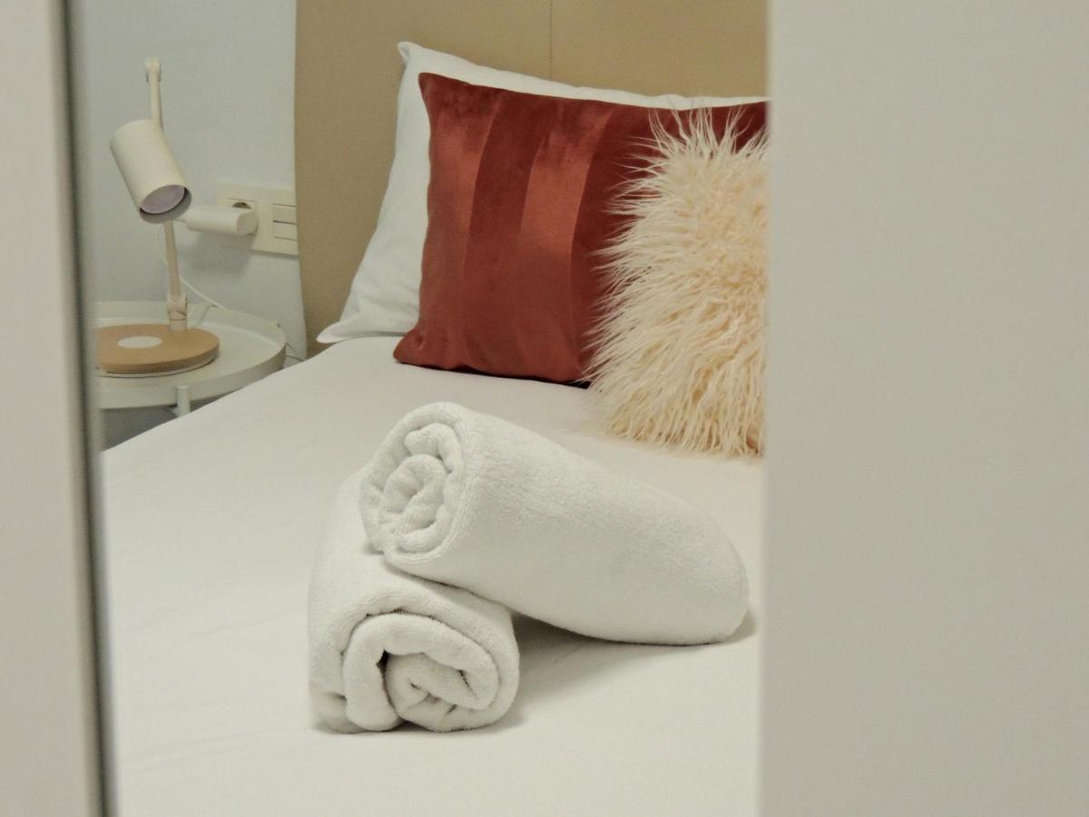 Casa Gascona Con Parking, Wifi Y Netflix Gratis!! By Delabra Apartments Oviedo Bagian luar foto